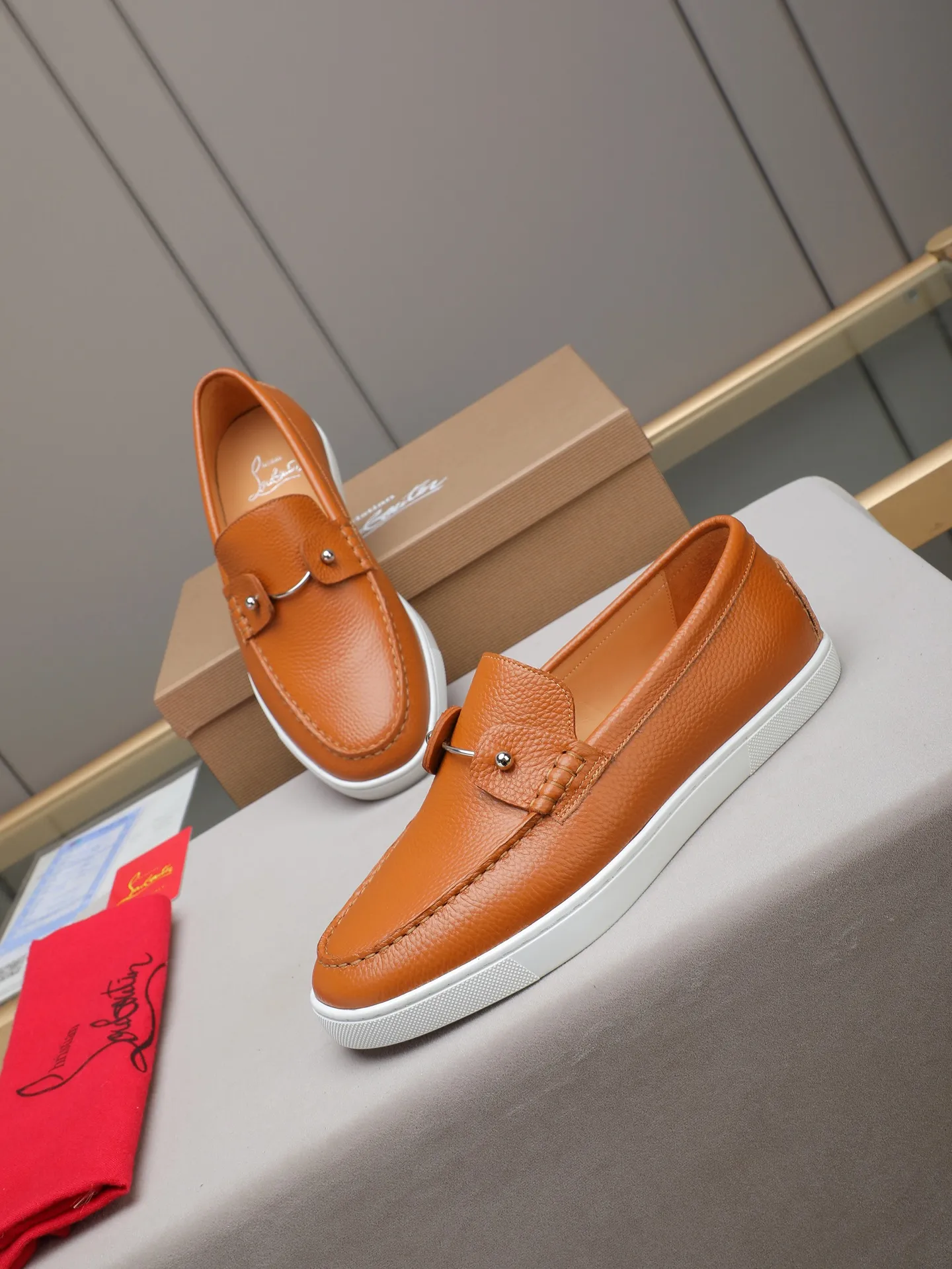 PP480 Christian Louboutin (red-soled shoes) Italian men's casual sneakers are shipped! Each pair of shoes from this Italian handmade shoe brand has a simple and classic design, which is very comfortable and versatile! The upper fabric of this shoe is made of imported cowhide, with high-end and comfortable cowhide lining! The outsole is made of original rubber bottom sheets and is lined with cowhide! Brand-specific mold-opening foot bed, exclusive private mold control! Original box packaging! 39 40 41 42 43 44 (38 45 46 customized)